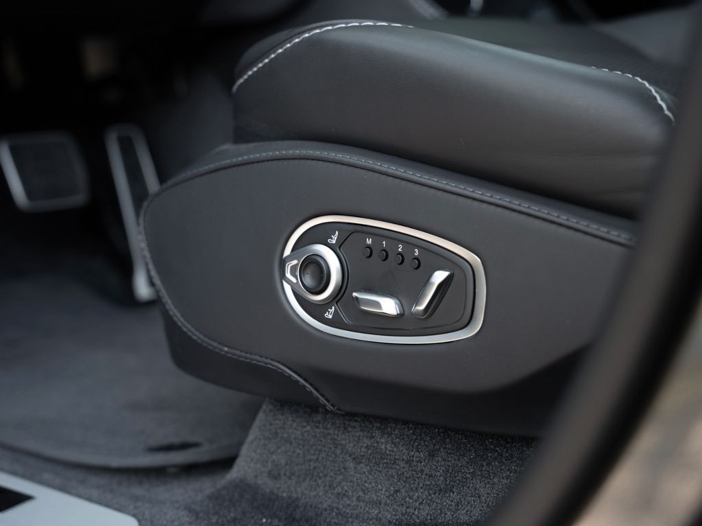 Aston Martin DBX 2023