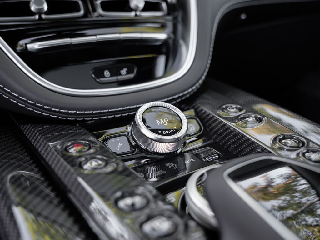 Aston Martin DBX 2023