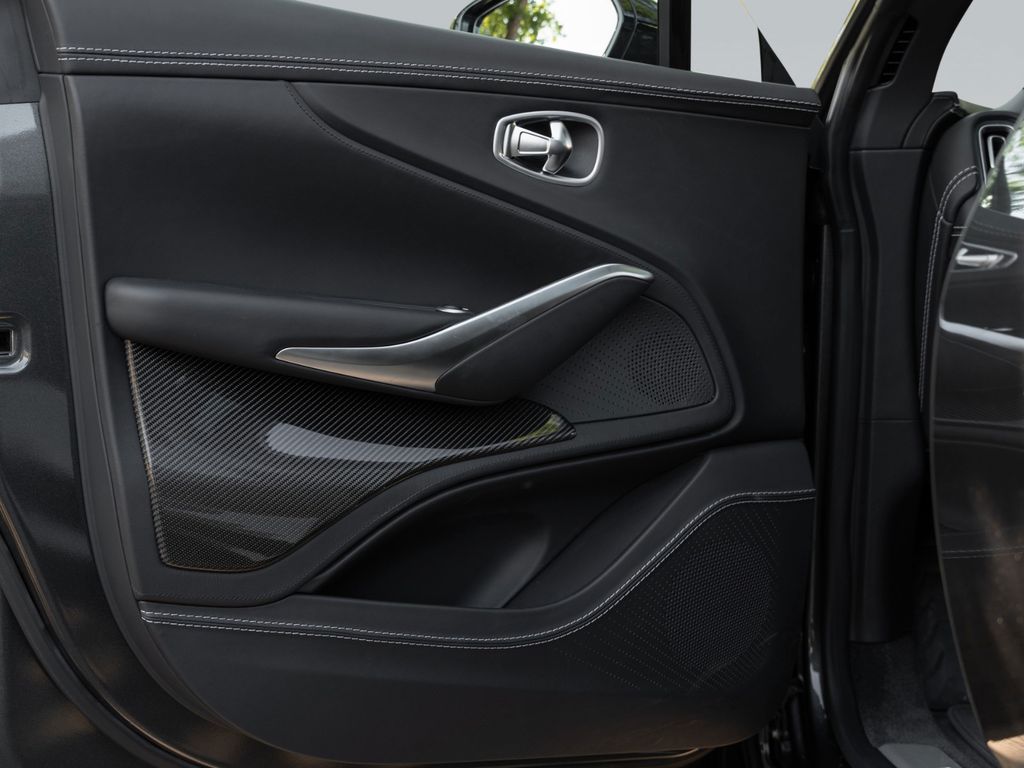 Aston Martin DBX 2023