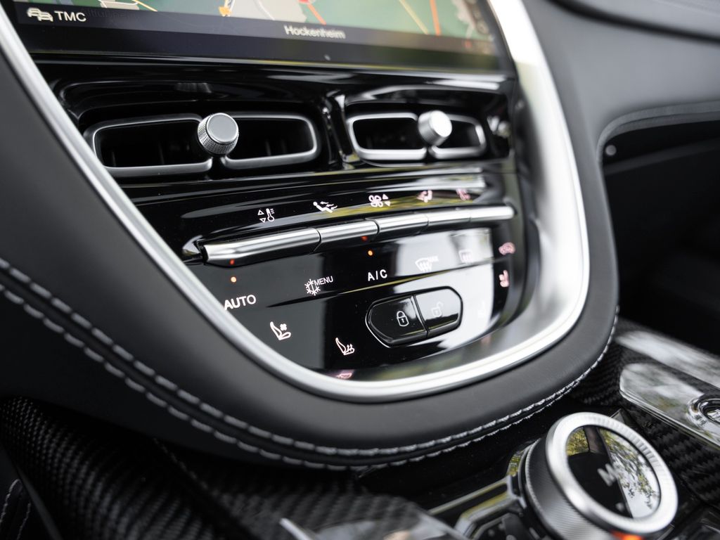 Aston Martin DBX 2023