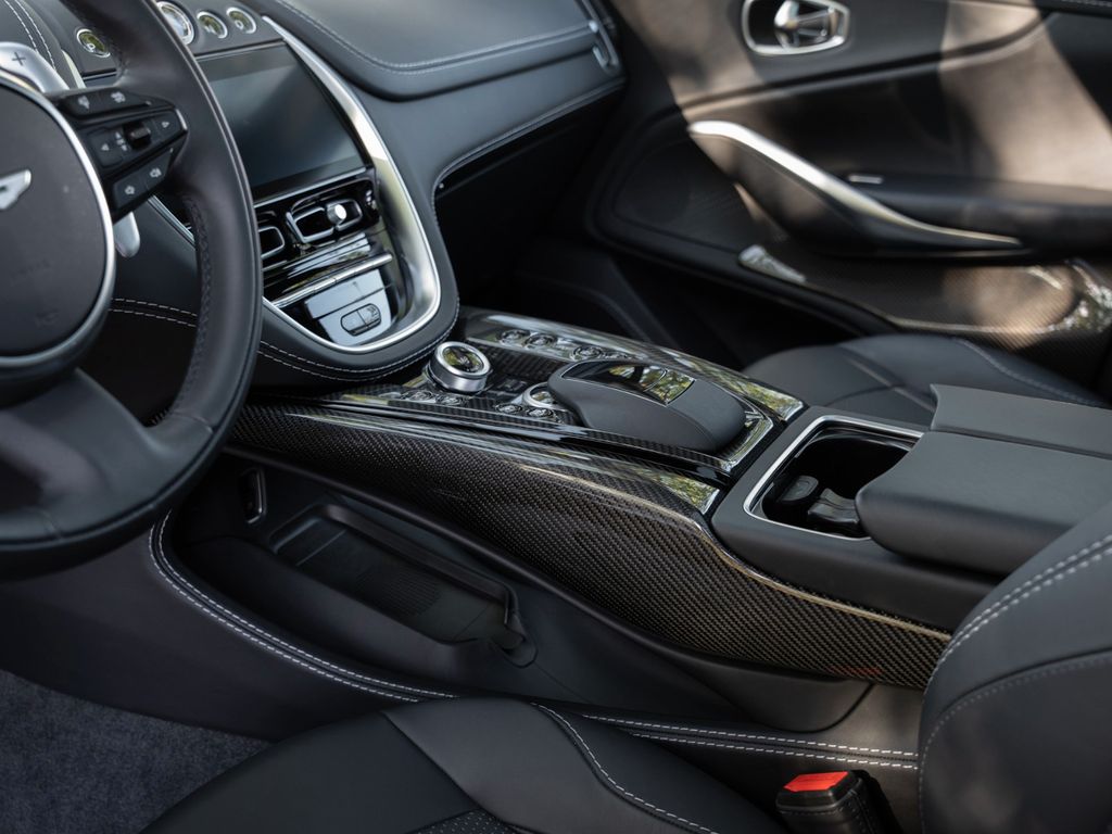 Aston Martin DBX 2023