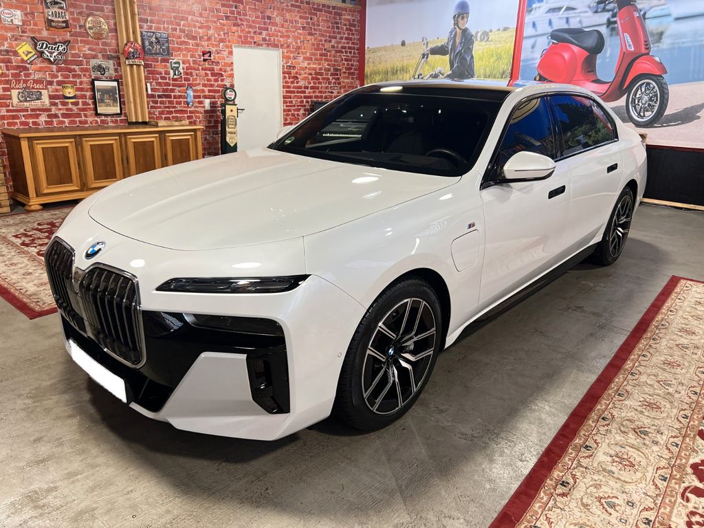 BMW 750 2024