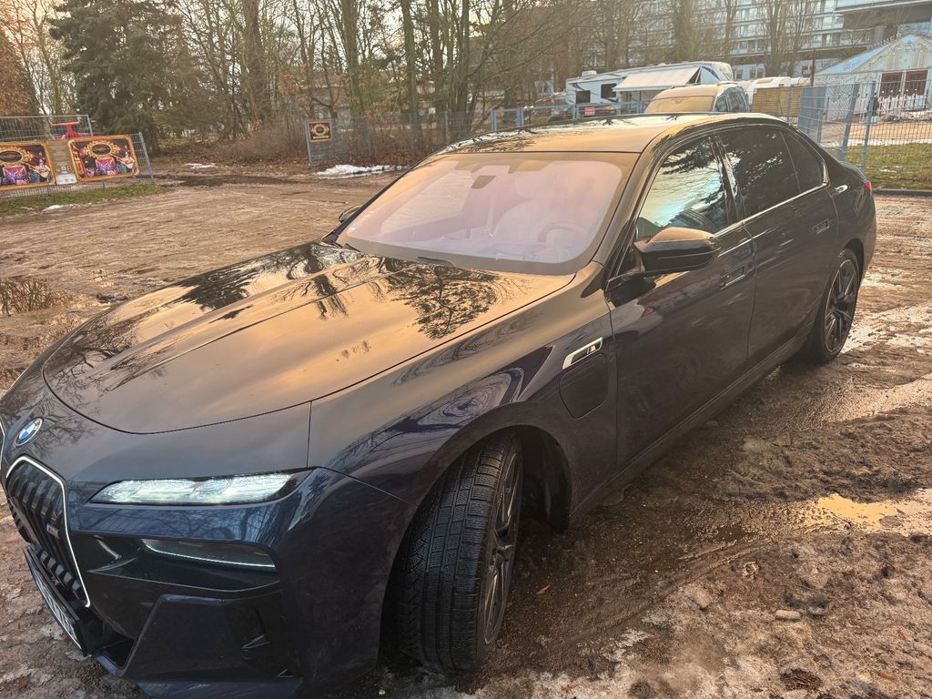 BMW 760 2023