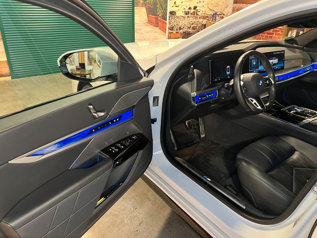 BMW 750 2024
