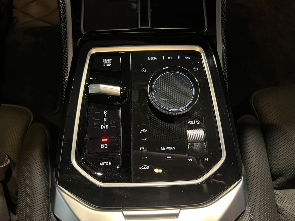 BMW 750 2024