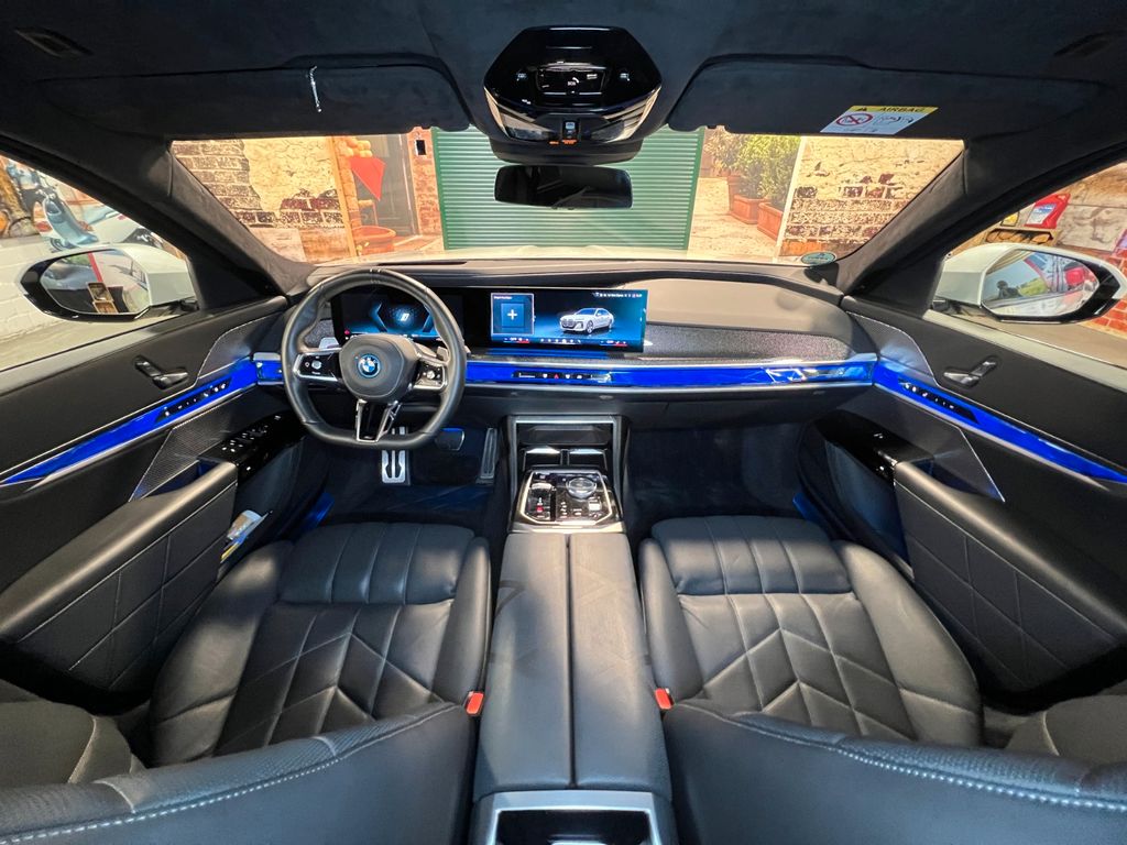 BMW 750 2024