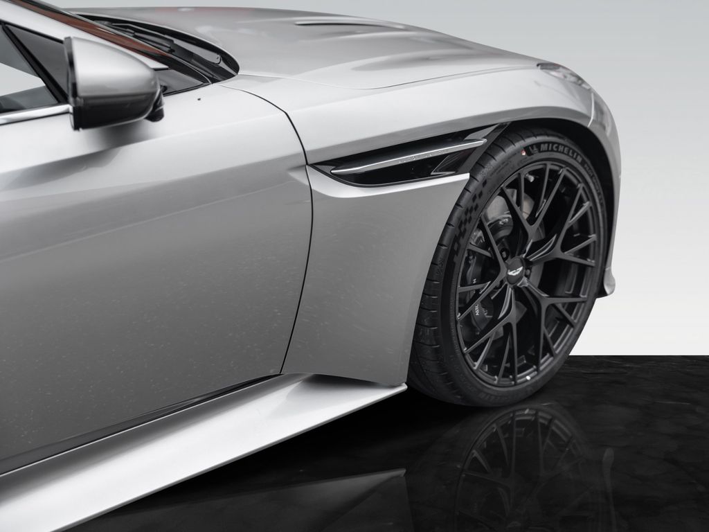 Aston Martin DB12