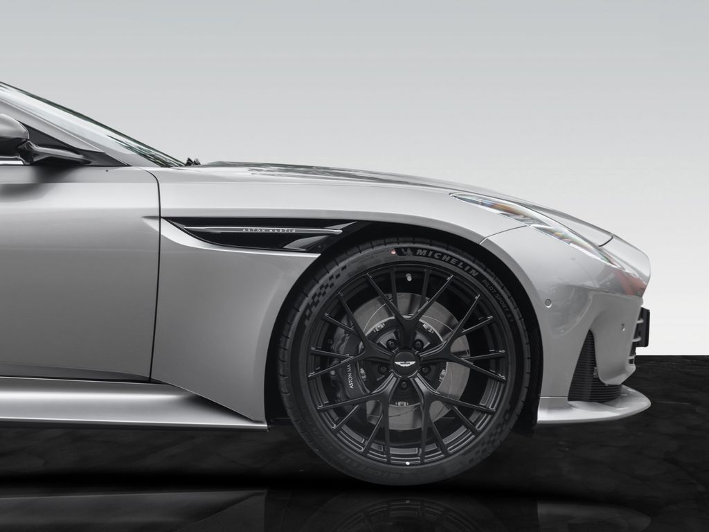Aston Martin DB12