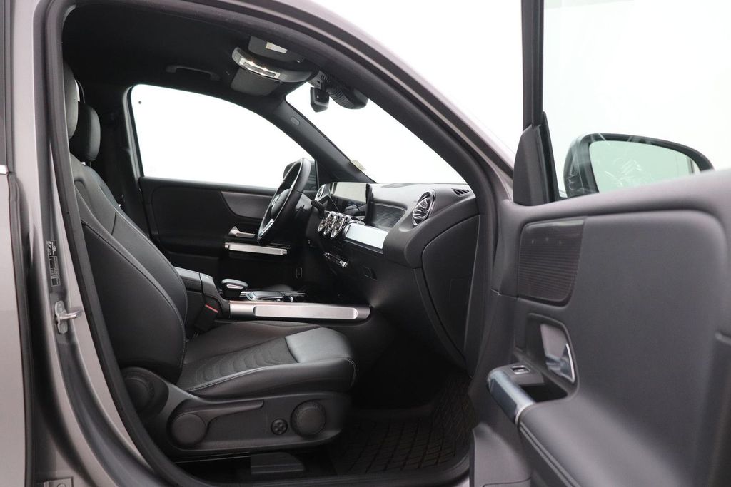 Mercedes-Benz EQB 2023