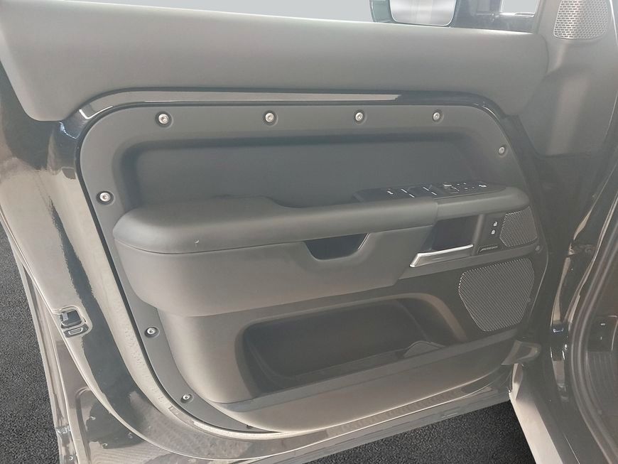 Land Rover Defender 2022