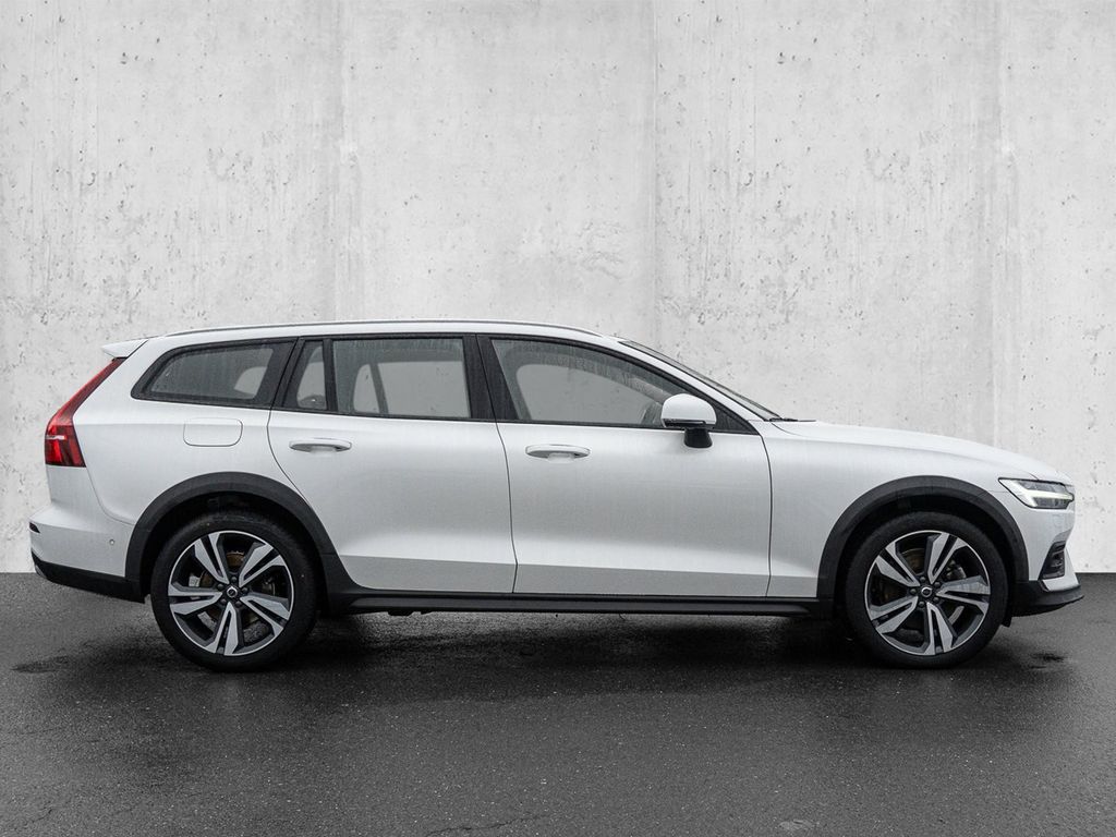 Volvo V60 Cross Country 2023