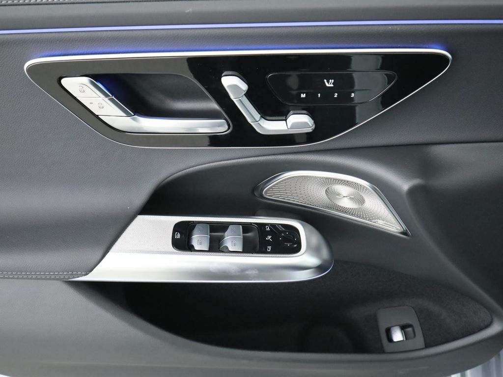 Mercedes-Benz E 300 2025