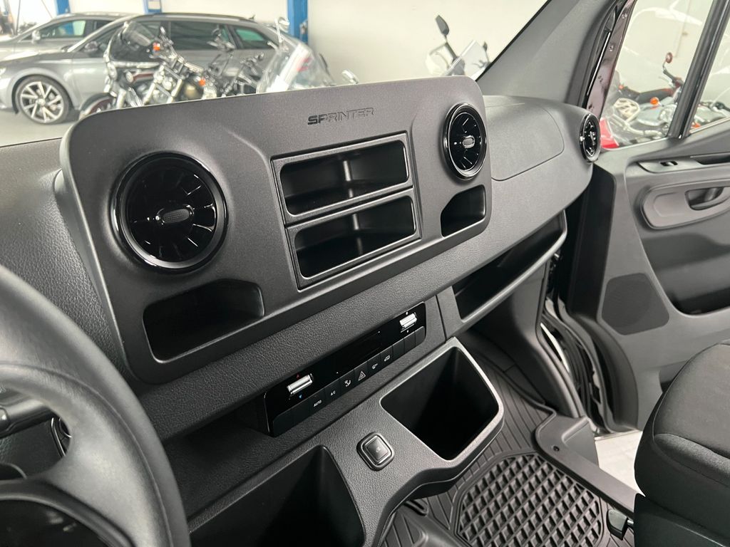 Mercedes-Benz Sprinter 2025