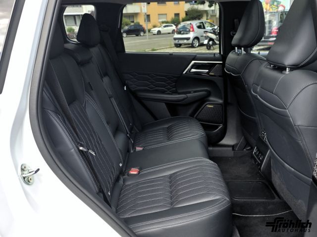 Mitsubishi Plug-in Hybrid Outlander 2025