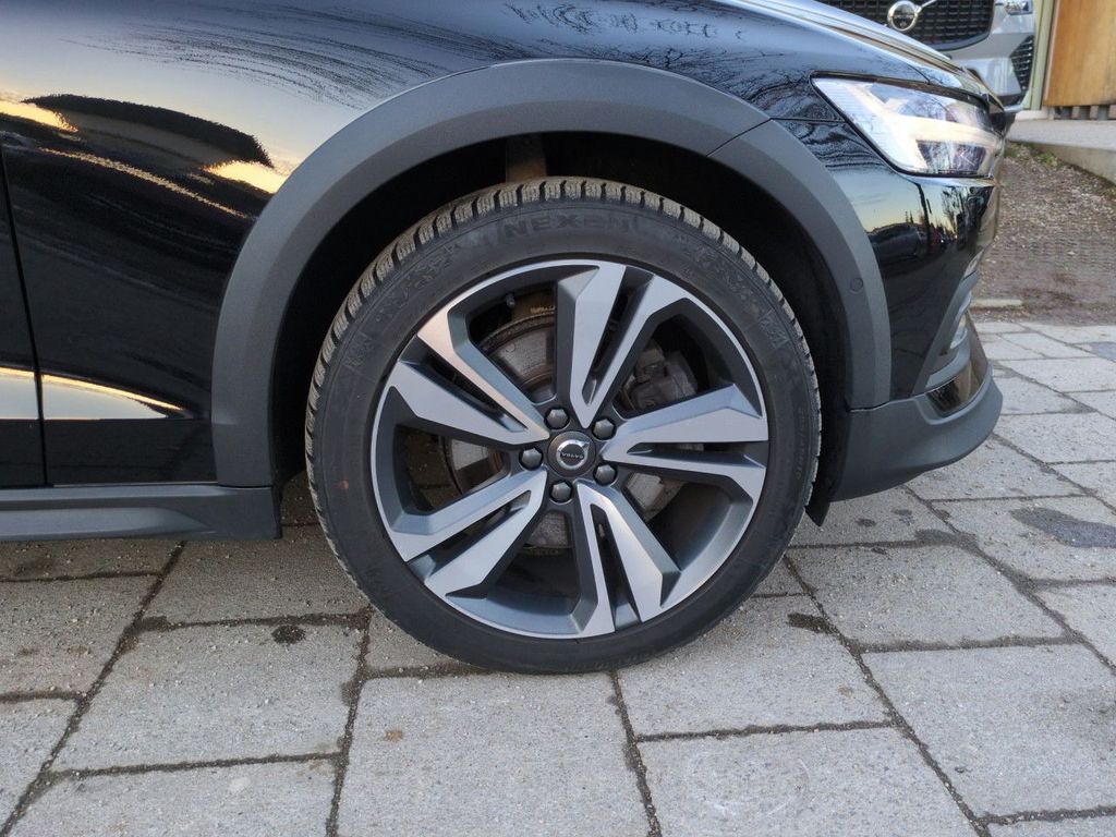 Volvo V60 Cross Country 2023