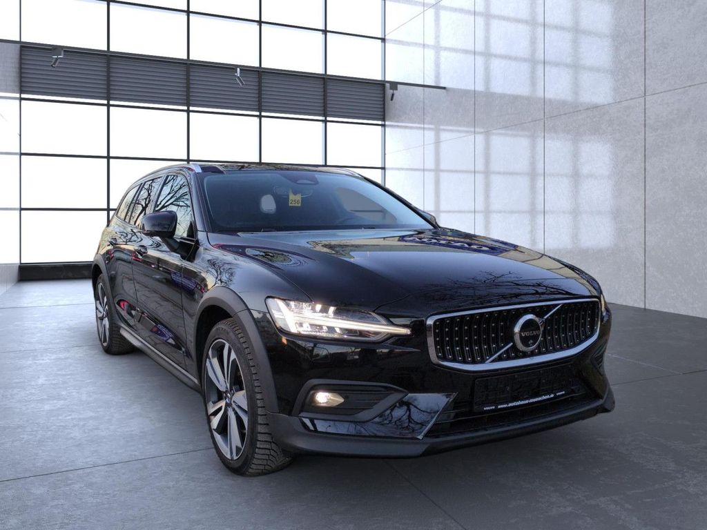 Volvo V60 Cross Country 2023