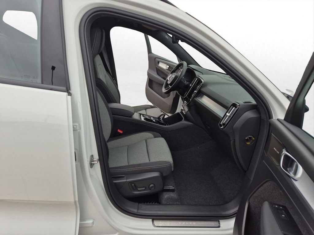Volvo XC40 2025