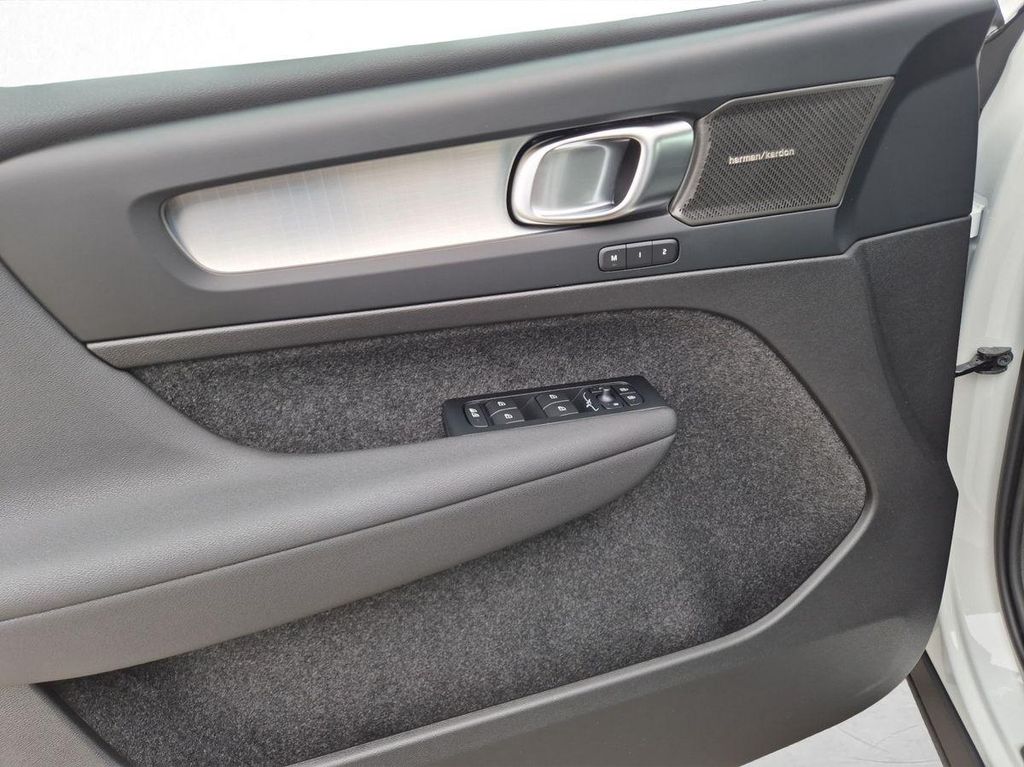Volvo XC40 2025
