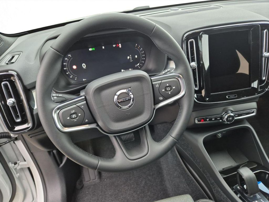 Volvo XC40 2025