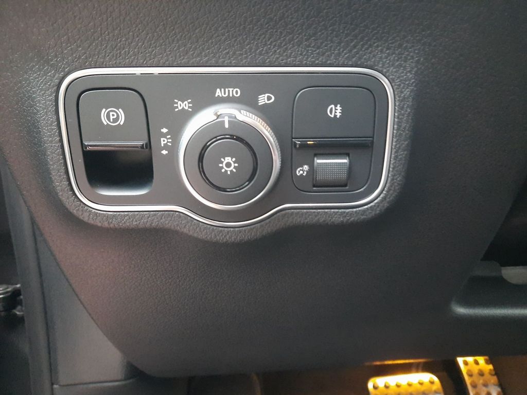 Mercedes-Benz GLB 200 2023