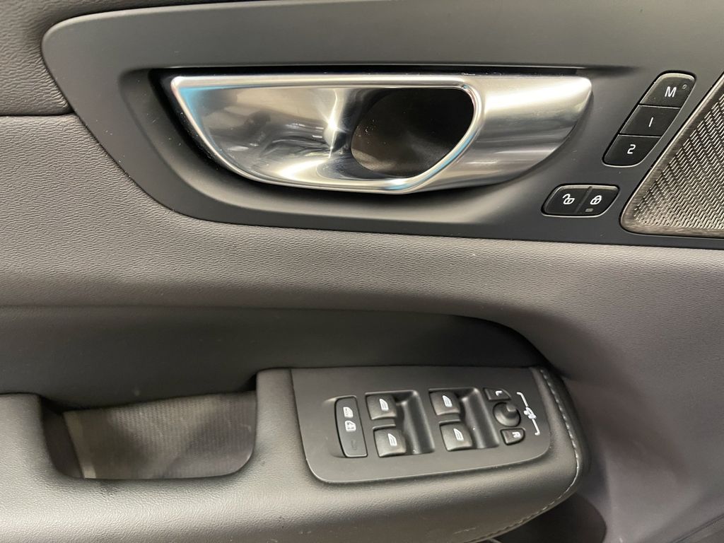 Volvo XC60 2025
