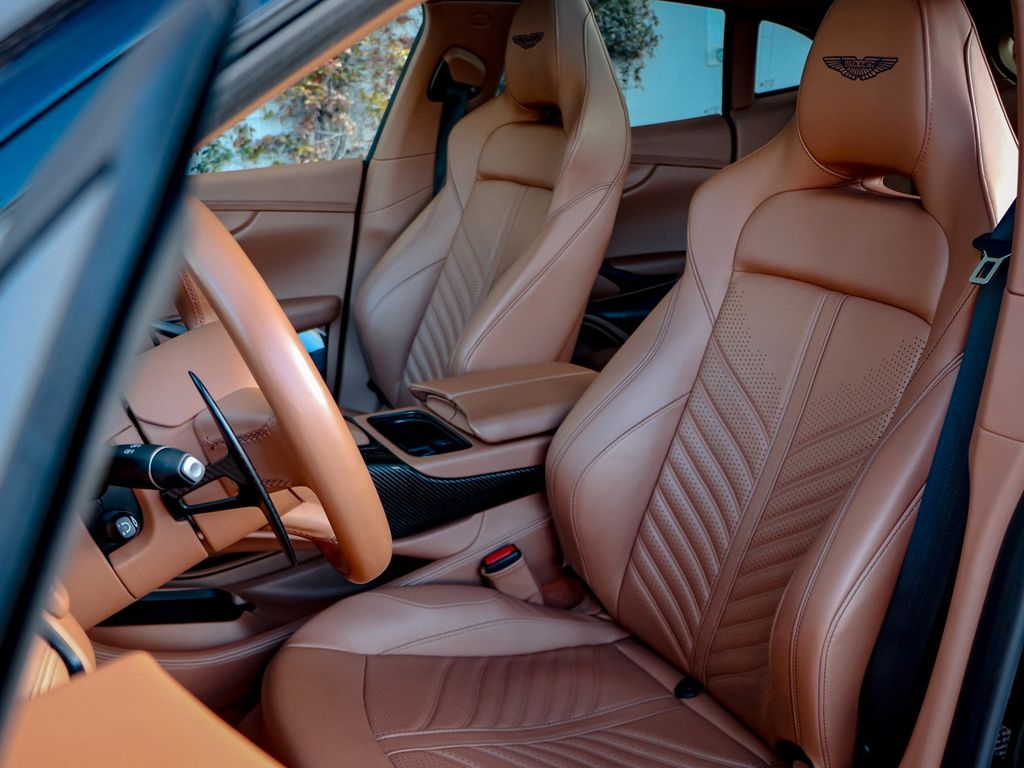 Aston Martin DBX 2023