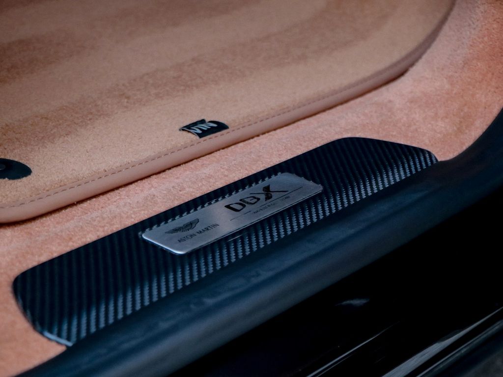 Aston Martin DBX 2023