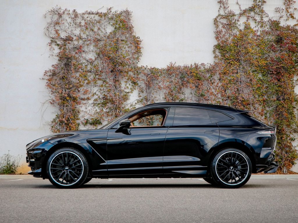 Aston Martin DBX 2023