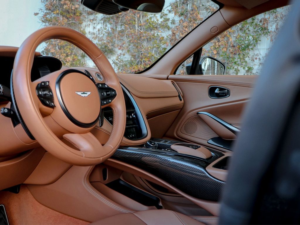 Aston Martin DBX 2023