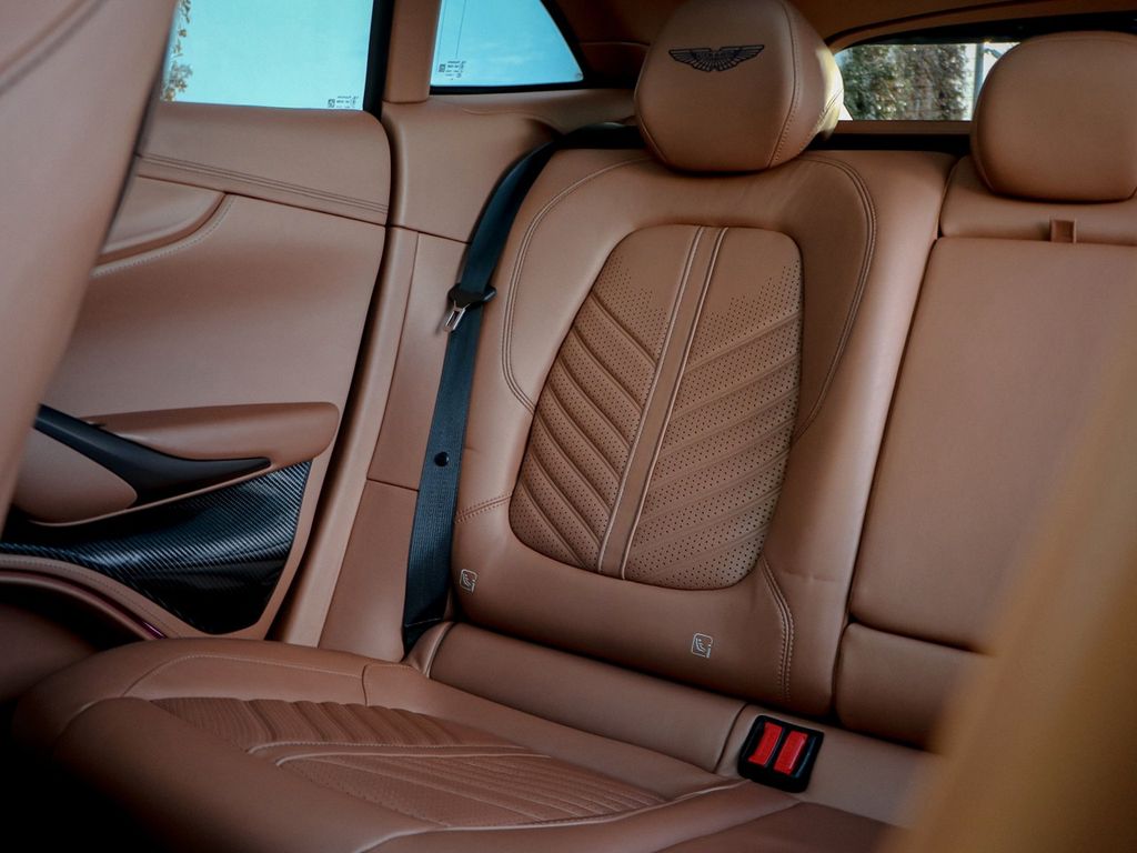 Aston Martin DBX 2023