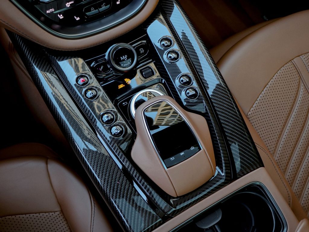 Aston Martin DBX 2023