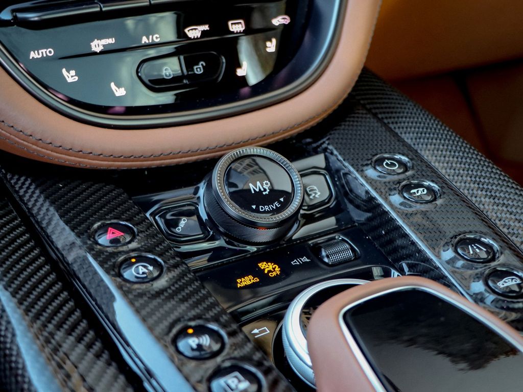 Aston Martin DBX 2023