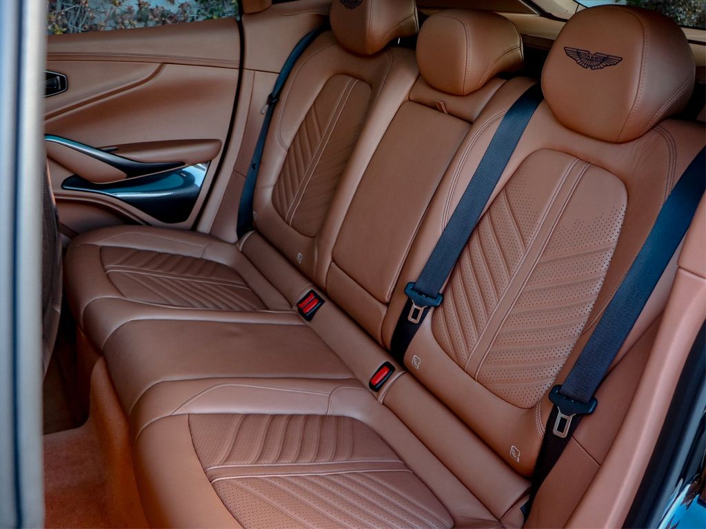 Aston Martin DBX 2023