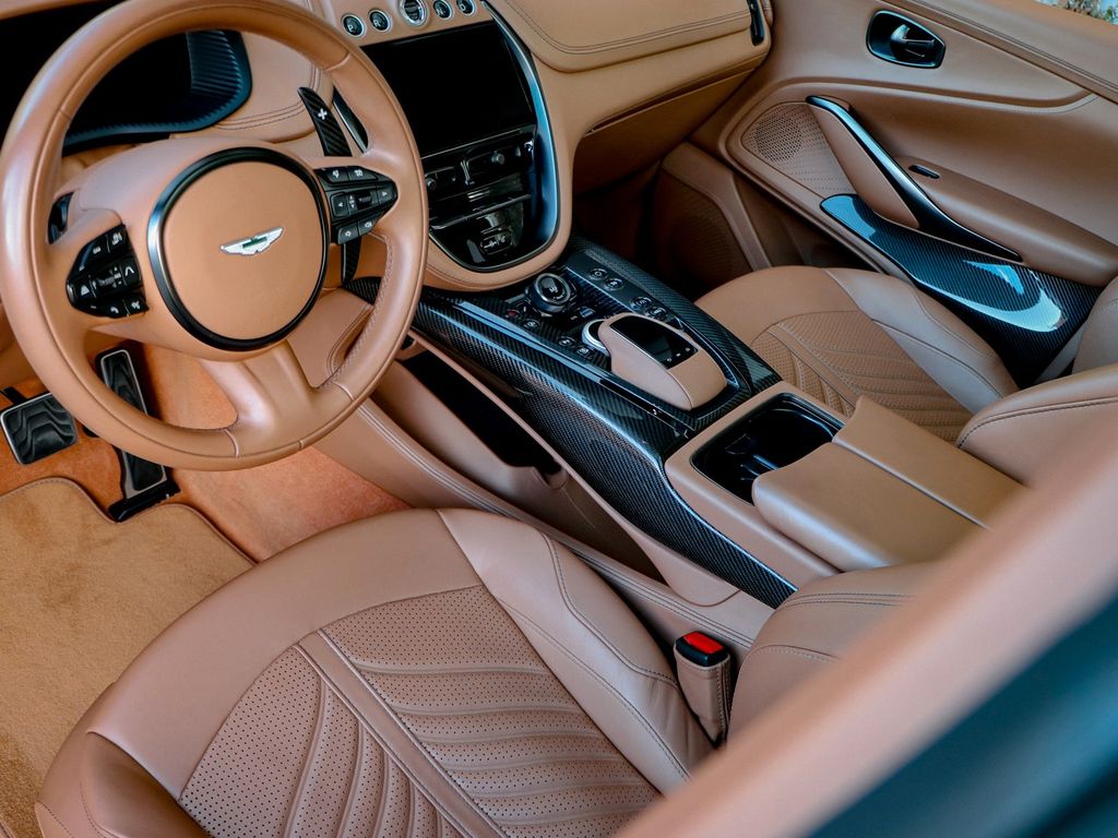 Aston Martin DBX 2023