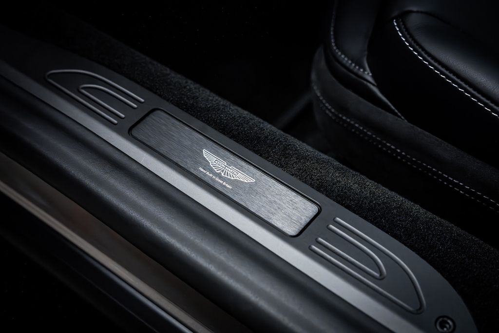 Aston Martin V8 Vantage 2024