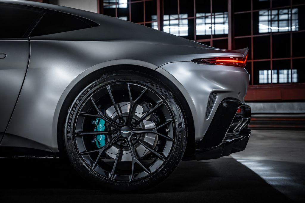 Aston Martin V8 Vantage 2024