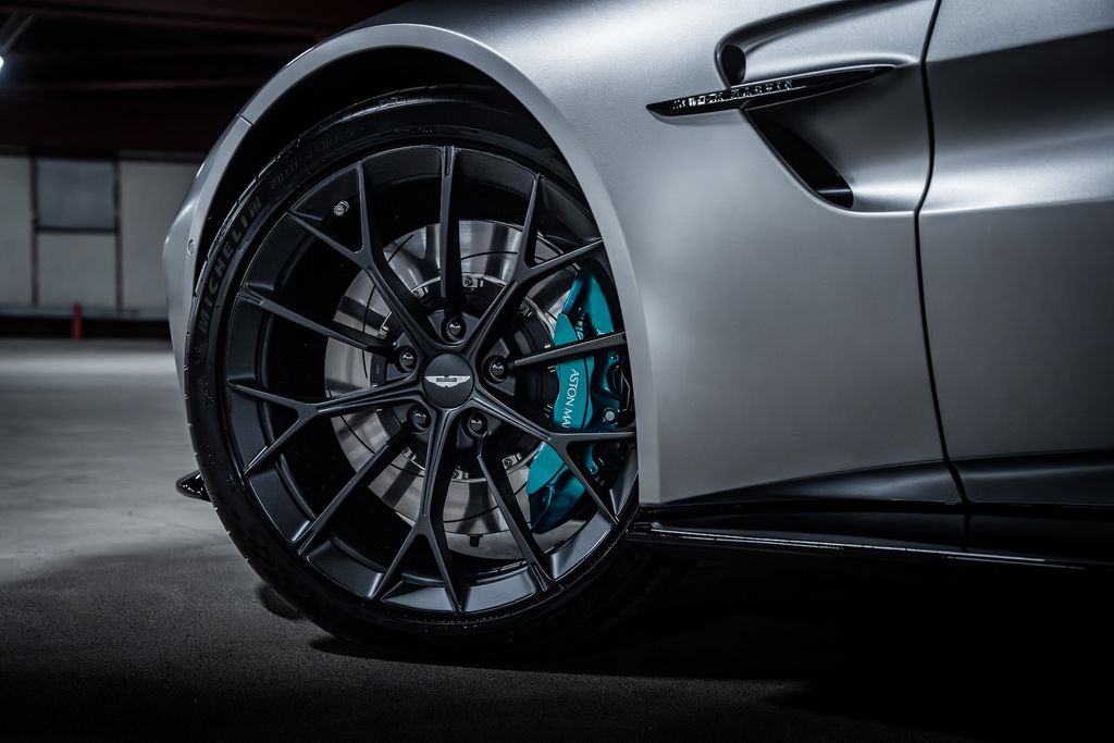 Aston Martin V8 Vantage 2024