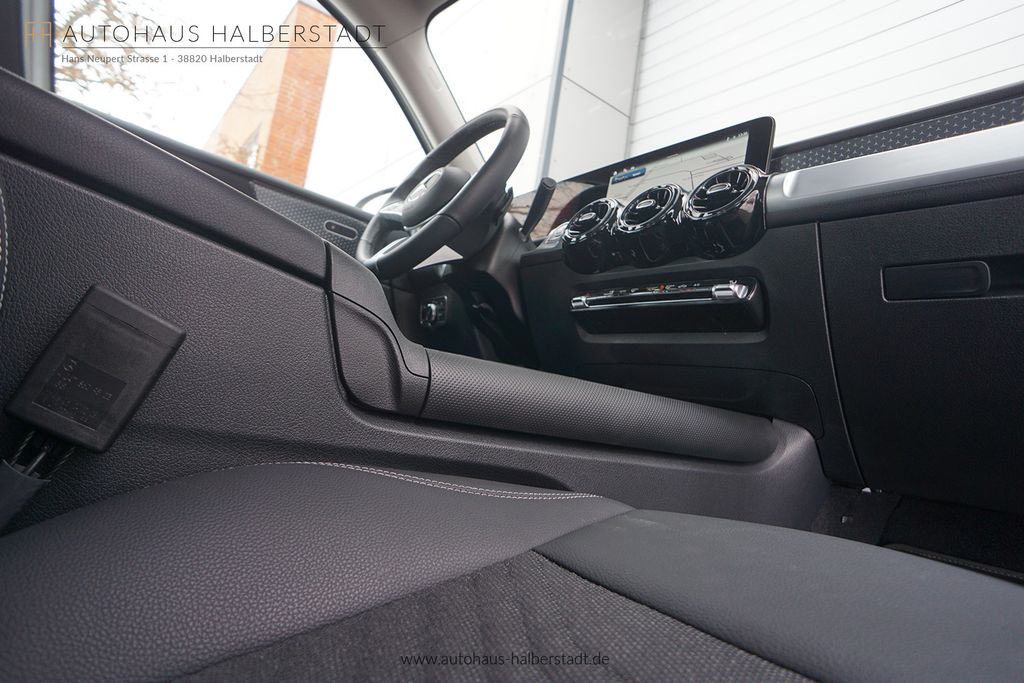 Mercedes-Benz GLB 220 2025