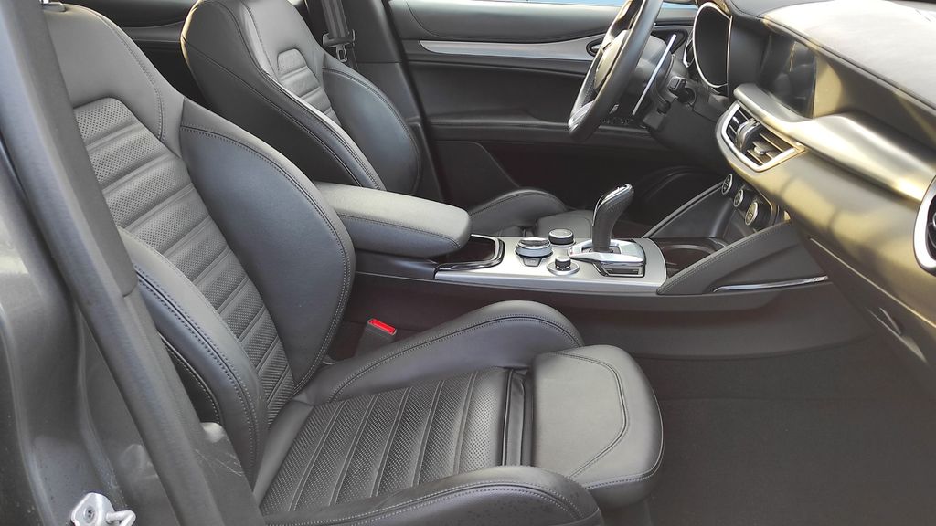 Alfa Romeo Stelvio 2023