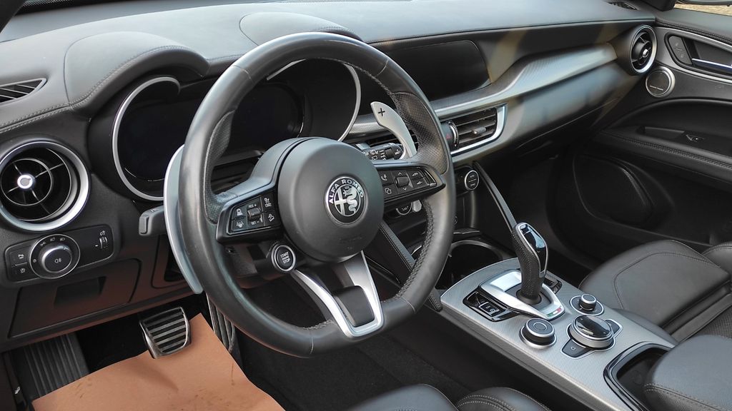 Alfa Romeo Stelvio 2023