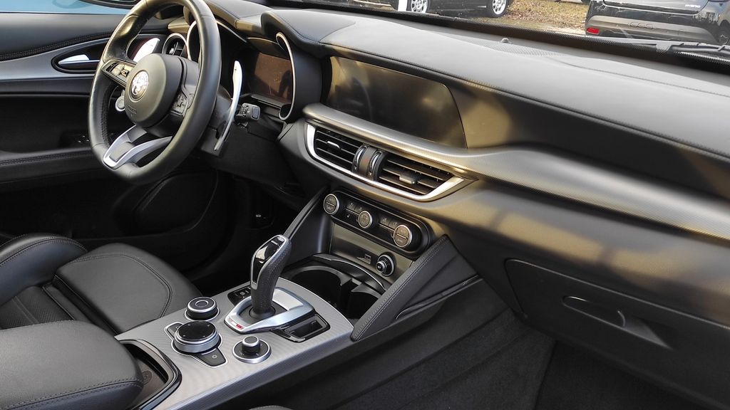Alfa Romeo Stelvio 2023