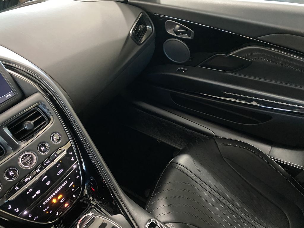 Aston Martin DB11 2019
