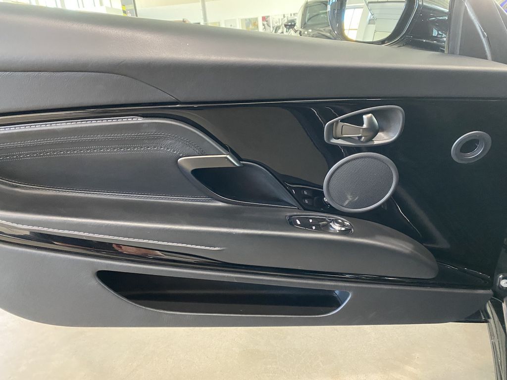 Aston Martin DB11 2019