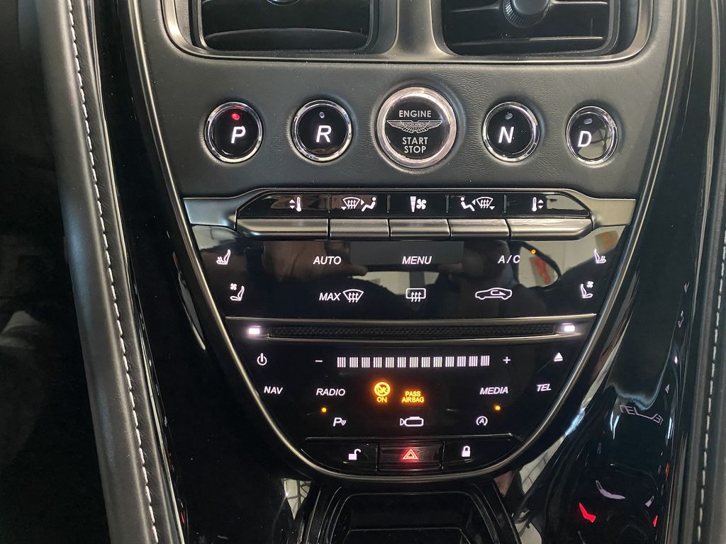 Aston Martin DB11 2019