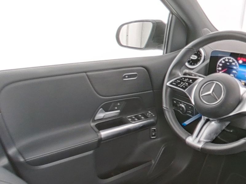 Mercedes-Benz B 220 2025