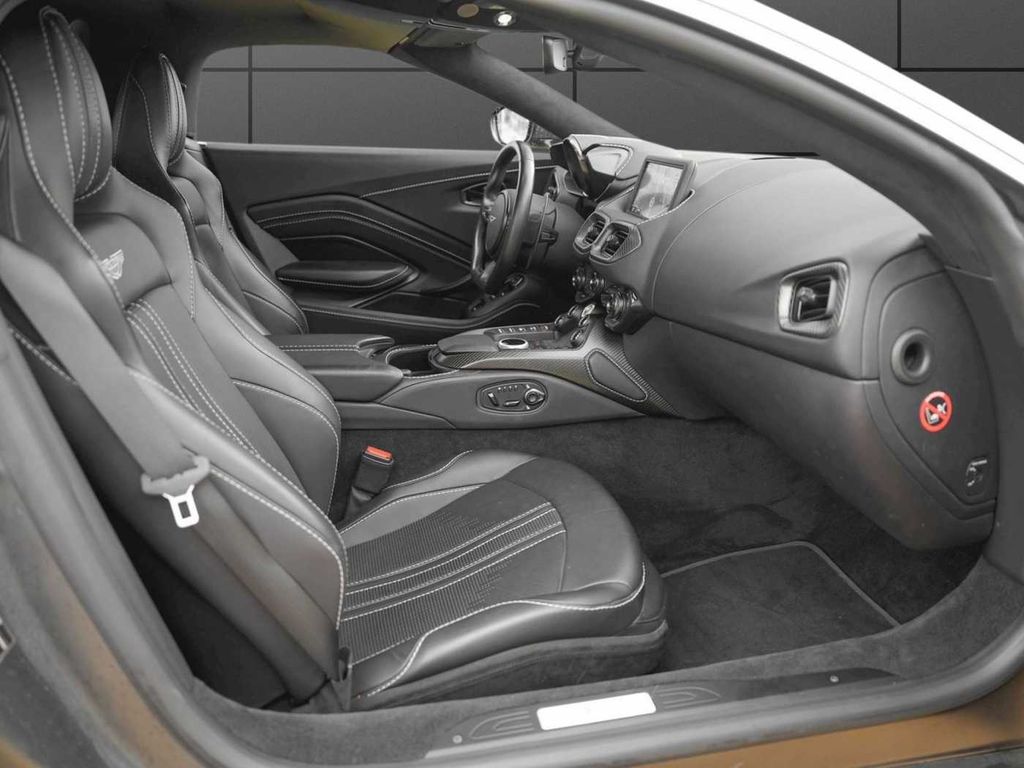 Aston Martin V8 Vantage 2022