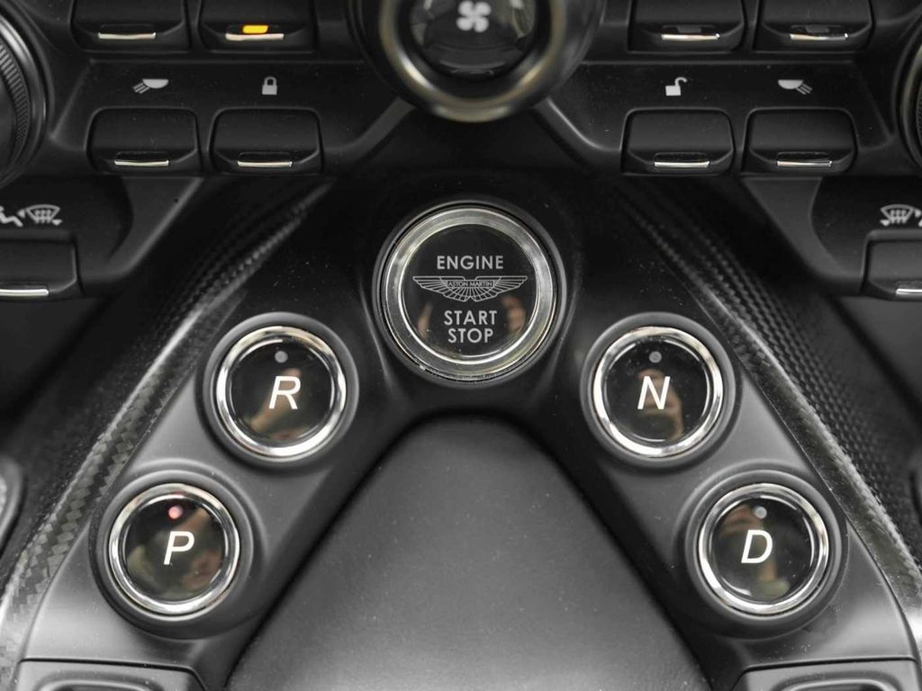 Aston Martin V8 Vantage 2022