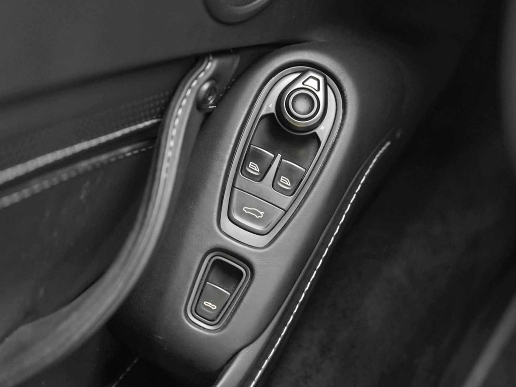 Aston Martin V8 Vantage 2022