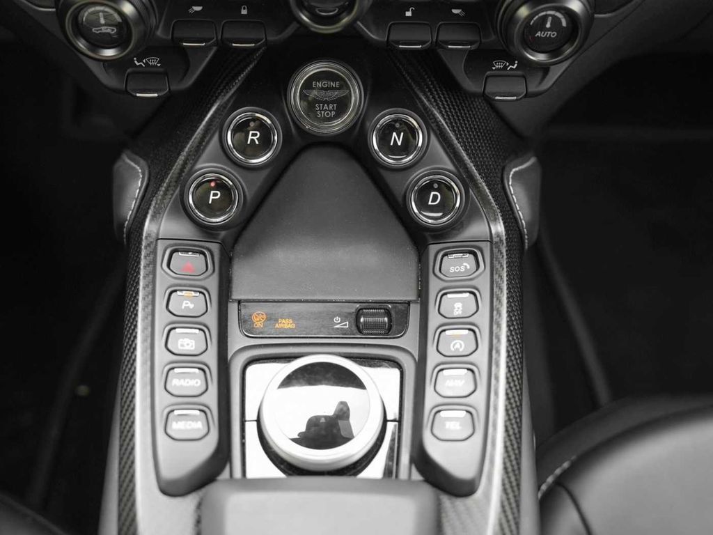 Aston Martin V8 Vantage 2022