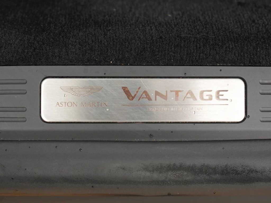 Aston Martin V8 Vantage 2022
